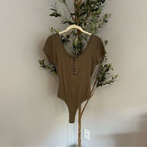 🌟 $10 or Less + BOGO on Sale Items! 🌟 Lulus Women’s Green Bodysuit